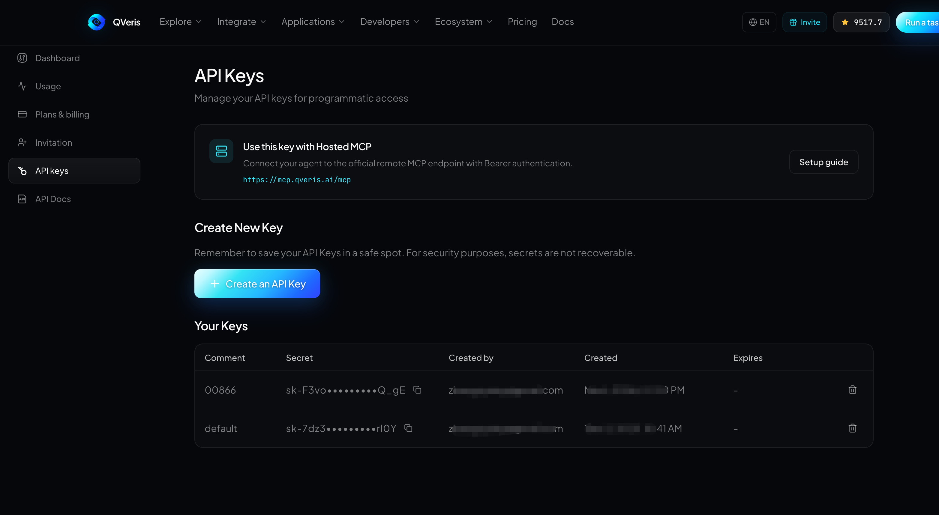 这张图片展示的是QVeris平台的API Keys页面，该页面是WorkBuddy接入流程中获取QVeris API Key环节的对应界面。页面内设有“Use this key with Hosted MCP”板块，提供了用于连接官方远程MCP端点的API地址，还有“Setup guide”入口；下方有“Create an API key”按钮，用户可点击生成API密钥，页面还展示了已生成的两条密钥记录，包含密钥标识、创建人、创建时间及过期时间等信息，且提示用户需妥善保存生成的API密钥，因安全特性密钥无法恢复。