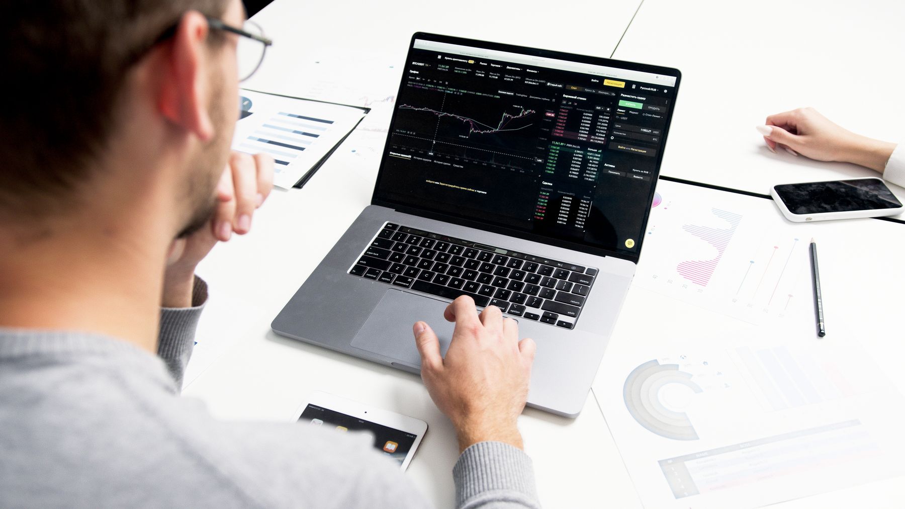 Financial market workflow supporting Best AI Gateway Platforms 最佳 AI 网关平台