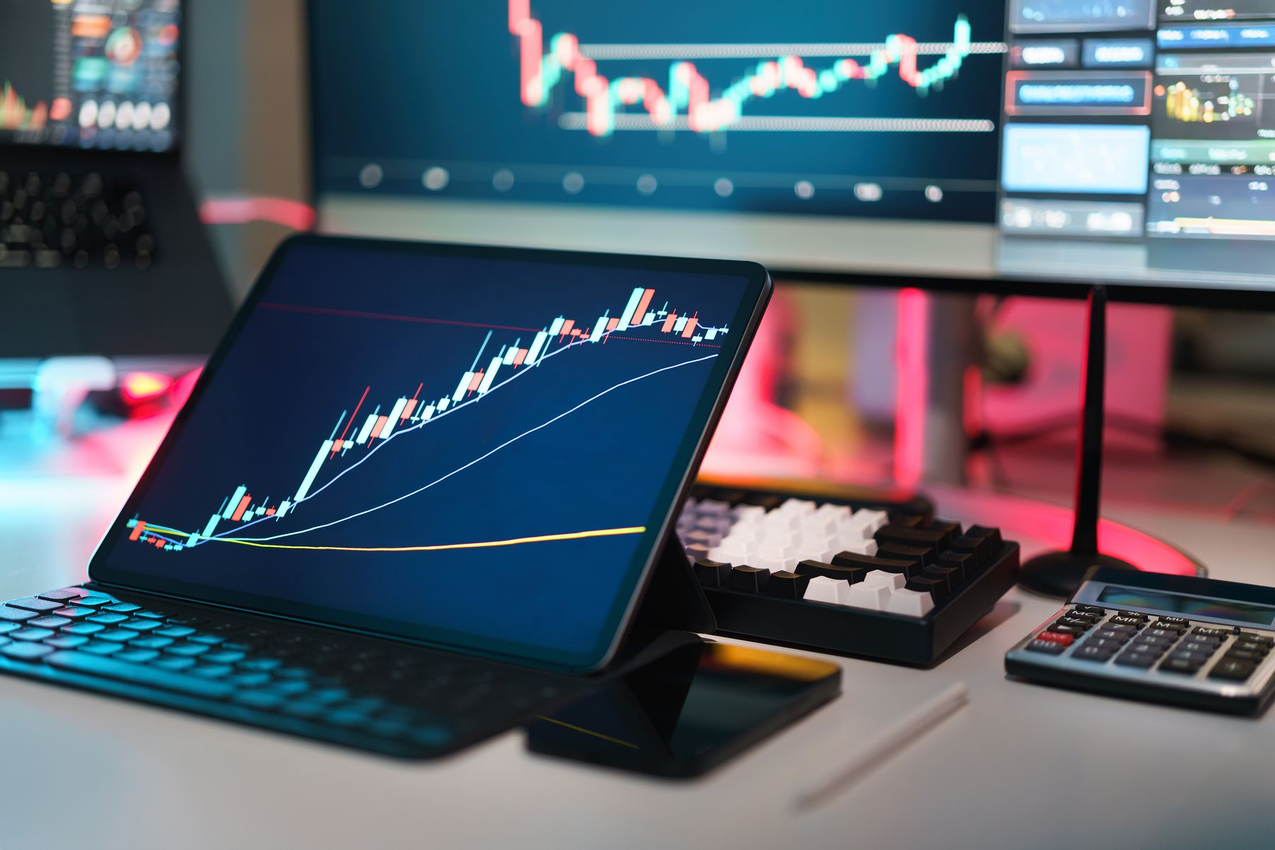 Financial data displayed across several analysis screens
